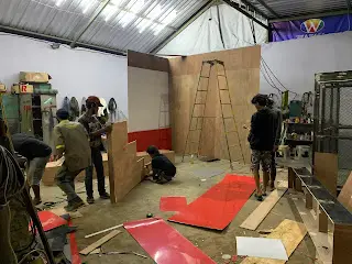 proses pembuatan background booth exibition