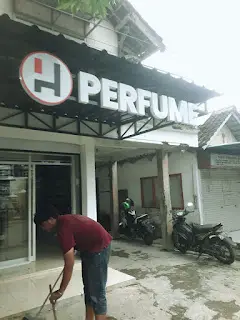 gambar house parfum pemasangan huruf nyala di house parfume jember