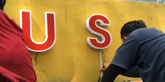 pemasangan Huruf Timbul Akrilik Pusat Kajian LP2M UNEJ