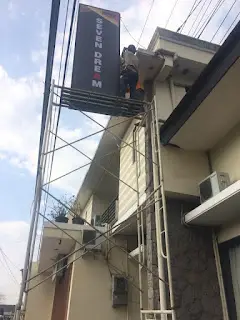 Proses Menaikkan dan Pemasangan pada pangkon Neon Box Seven Dream Proses Menaikkan dan Pemasangan pada pangkon Neon Box Seven Dream