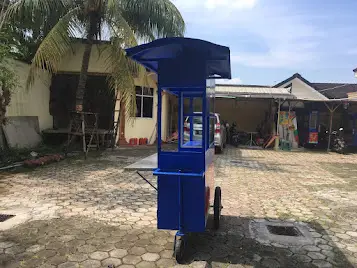 tampilan dari sisi pengemudi gerobak warmindo