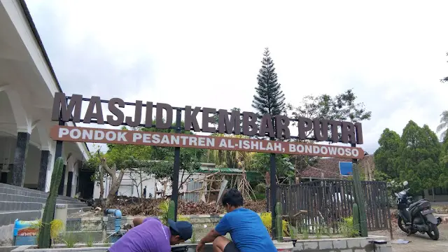 Contoh Neon Box dengan Latar Rumput Sintetis