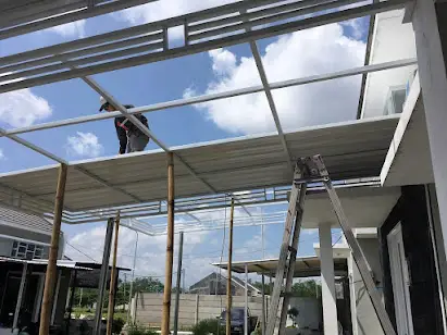 proses pemasangan atap kanopi pada rumah