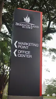 Tampilan Pylon Sign Bernady Land Disiang Hari Tampilan Pylon Sign Bernady Land Disiang Hari