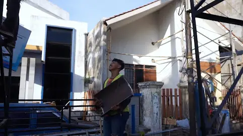 foto mas dony sedang memegang besi penyambung tiang baliho foto mas dony sedang memegang besi penyambung tiang baliho