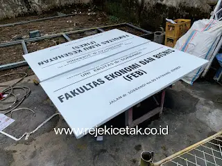 Contoh papan nama untuk instansi pendidikan di Indonesia dari bahan galvanis.
