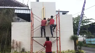 proses pemasangan letter timbul rich village