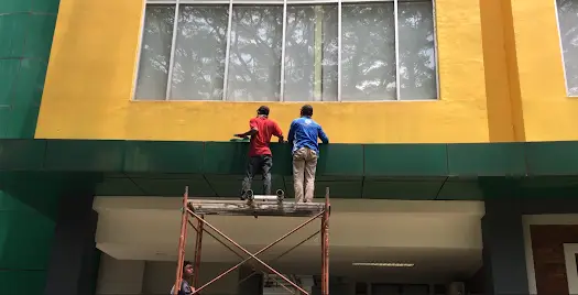 pemasangan scaffolding Huruf Timbul Akrilik Pusat Kajian LP2M UNEJ