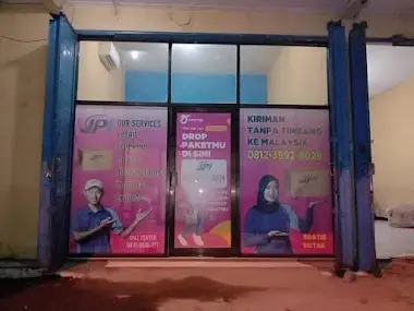 Stiker kaca berkualitas untuk dekorasi kaca toko, hasil karya Rejeki Cetak Jember