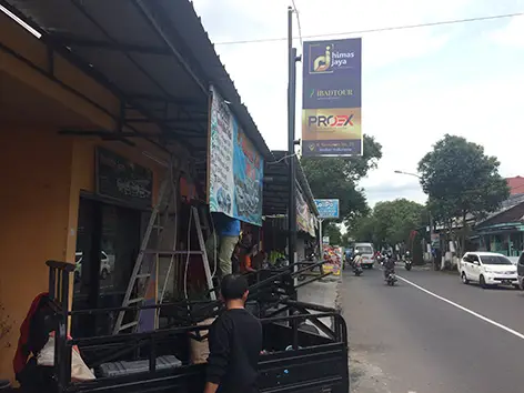proses pemasangan shop sign