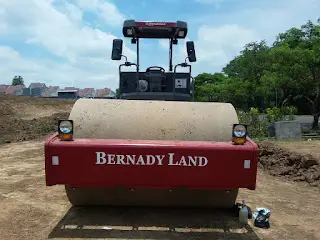 mesin penggilas atau tandem roller stiker tulisan tempelan