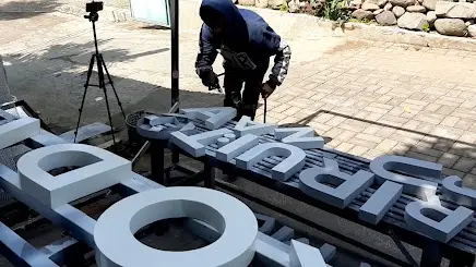 proses pengecatan huruf timbul auditorium situbondo