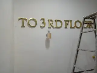 Huruf Timbul Indoor warna Emas Huruf Timbul Indoor warna Emas