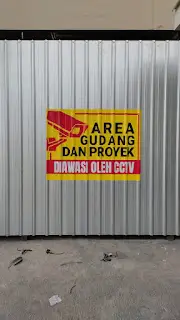 Gambar Stiker Cutting untuk Gudang bertuliskan area cctv