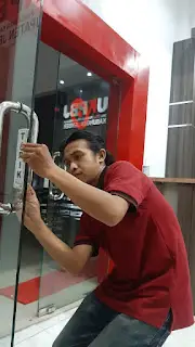 Pemasangan Stiker UKPBJ Pada Kaca Pemasangan Stiker UKPBJ Pada Kaca