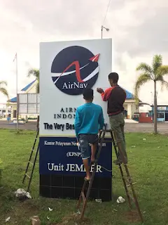 Proses Finishing Tugu Reklame AIRNAV