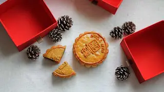 Mooncake dalam kemasan premium dari Rejeki Cetak, cocok sebagai hadiah spesial.