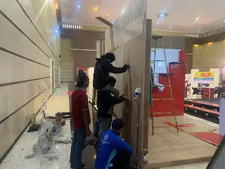 proses pemasangan background booth exibition