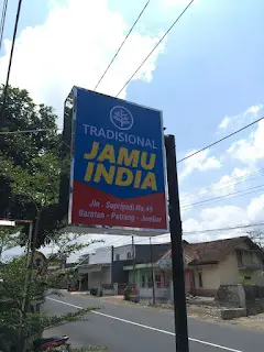 Proses instalasi neon box LED oleh tim Rejeki Cetak di Baratan, Jember