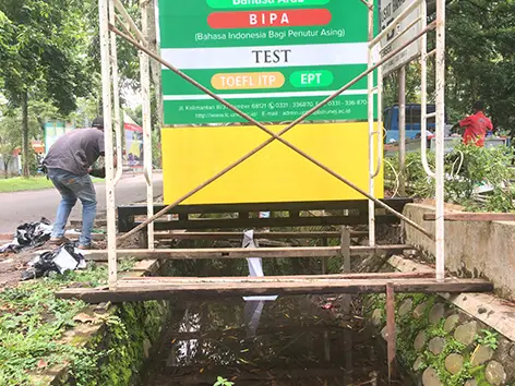 proses pemasangan pylo sign di unej