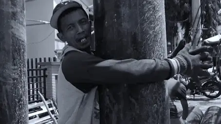 menggunakan crange karena material sangat berat menggunakan crange karena material sangat berat