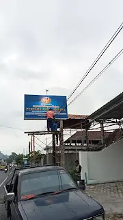 proses pemasangan baliho billboard di jawa timur