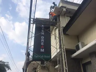 Proses Menaikkan Neon Box Seven Dream Proses Menaikkan Neon Box Seven Dream