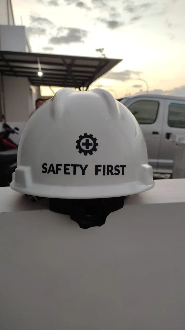 Cutting stiker untuk helm proyek safety first