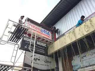 proses penyesuaian pergantian cover neon box alfamart jember