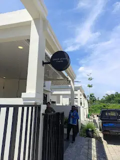 neon box sanjie utama di area perumahan