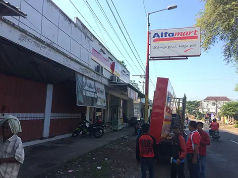 pemasangan plang alfamart