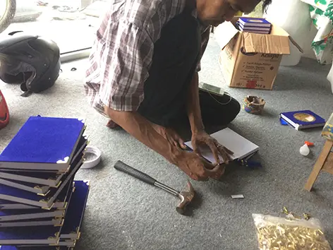 proses pemasangan sudut buku yasin